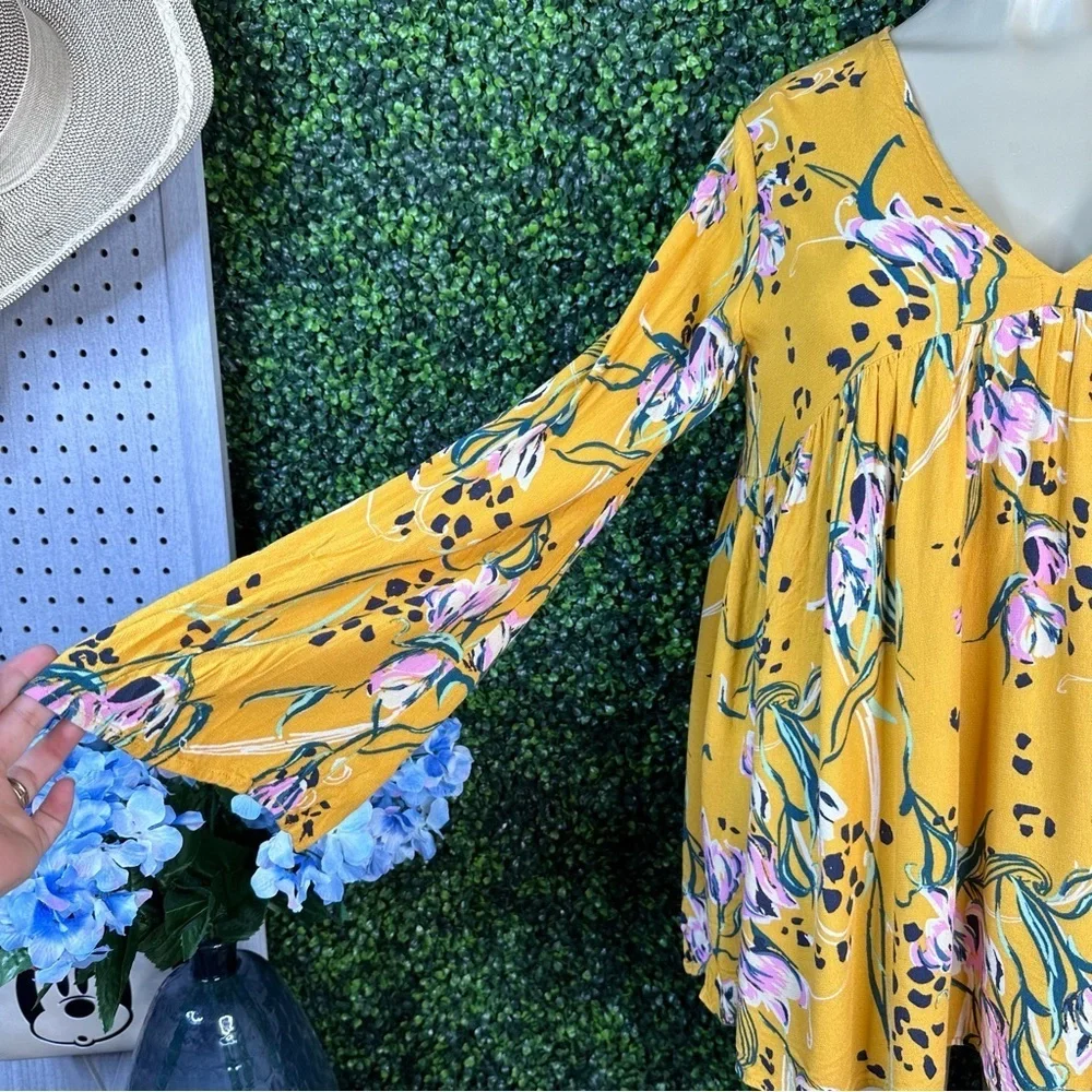 Nwot Free people bell‎ sleve yellow flowey top